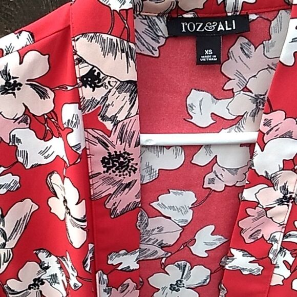 Roz&Ali red floral top - Picture 11 of 12